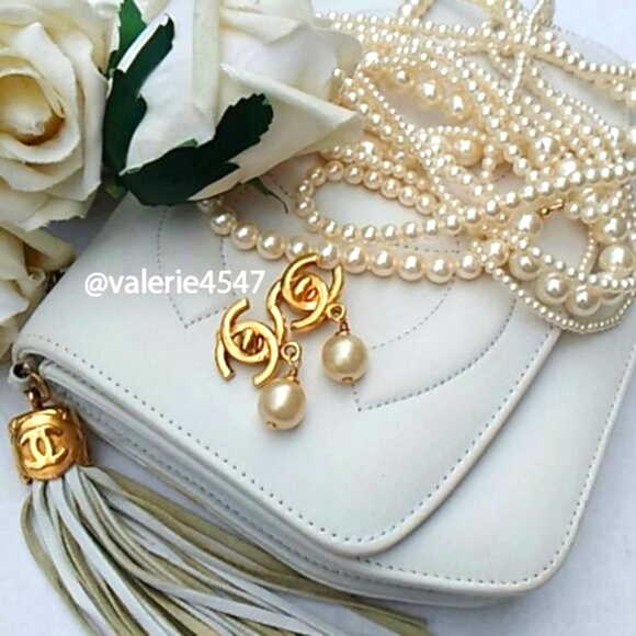 Elegant Vintage Chanel Clip-on Pearl Earrings! - Picture 5 of 6